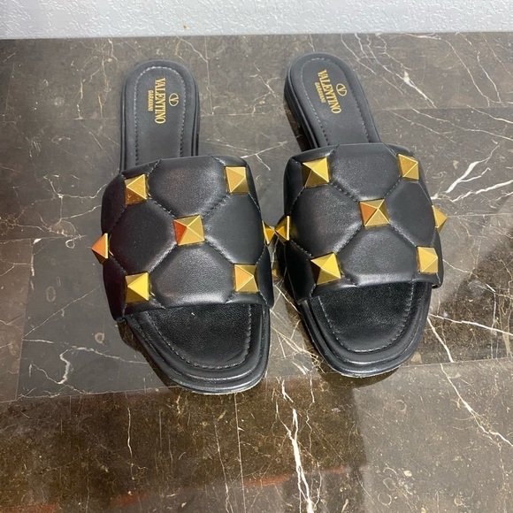 Valentino Garavani Roman Stud flat leather sandals black and gold - Picture 11 of 14